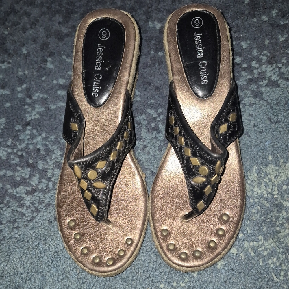 NWOT Jessica Cruise Black and Gold Women's Wedge Thong Sandals Size 6
